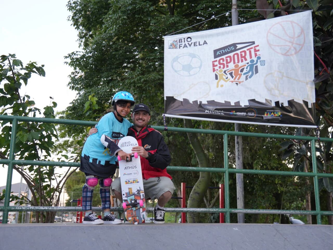 Projeto entrega skates e capacetes para crianças na Cidade Industrial de Curitiba